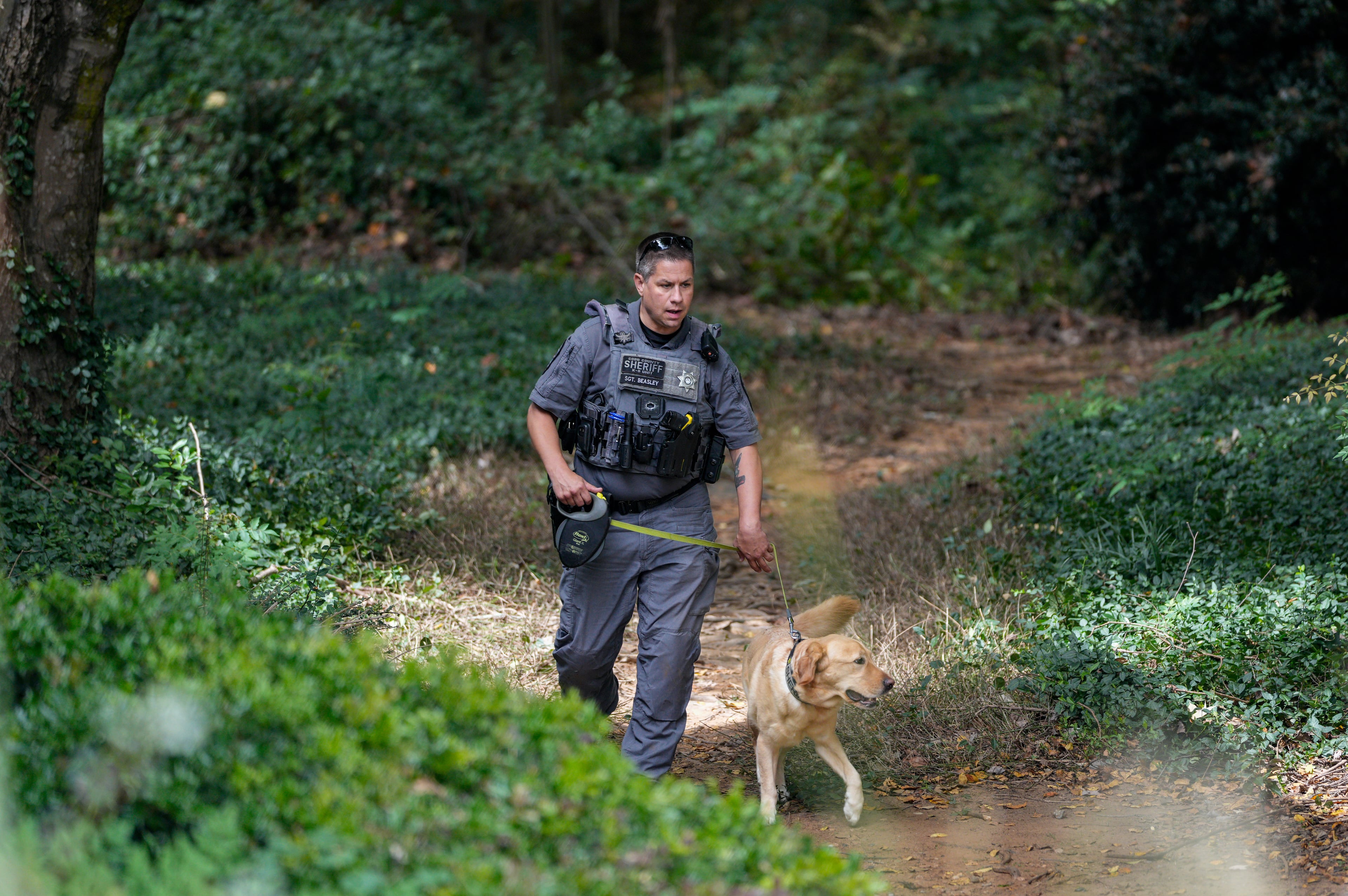 Law enforcement search for evidence in a homicide investigation at the Park Valley Apartments on Thursday, Sept. 24, 2026, in Smyrna. By Friday evening, a teenager had been charged with murder. (Ben Hendren for the AJC)